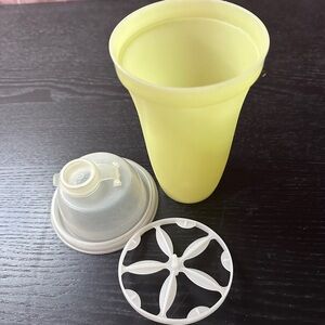 3 pc Set VTG Tupperware Quick Shake Gravy Shaker Mixer Blender 844 yellow 16oz